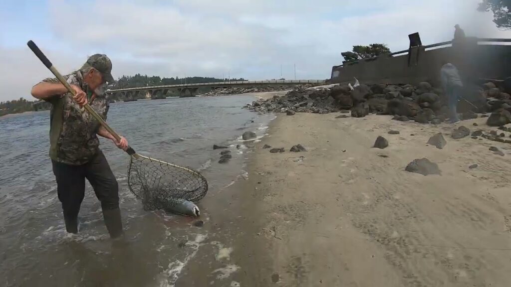 Kayak Crabbing In Waldport Oregon! Huge Dungeness Crab! [Bonus Chinook Salmon].. 8/18/23