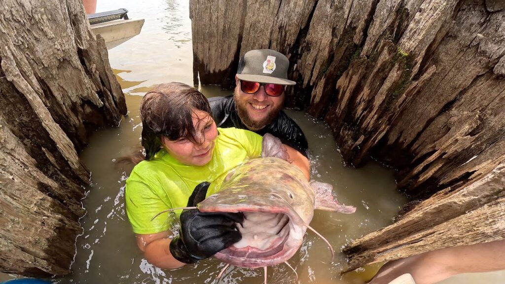 Kid Finds Massive Catfish in Tree Stump!! Magnolia State Grabbling Tourney!(State #3 Mississippi)